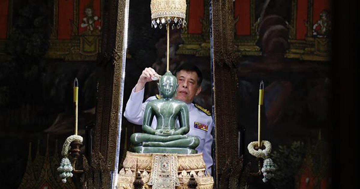 ในหลวง พระราชินี เสด็จฯ ไปทรงเปลี่ยนเครื่องทรงฤดูหนาว ถวายพระแก้วมรกต