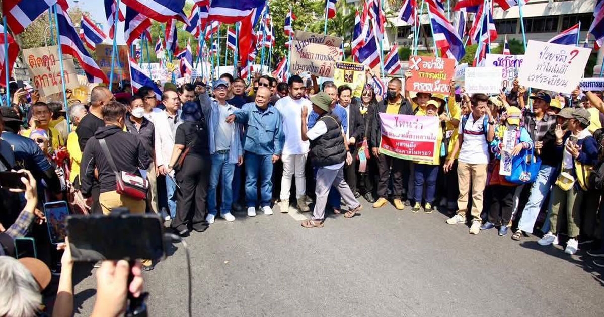 กลุ่มต้านทักษิณรวมพลังหน้าทำเนียบรัฐบาล ยื่นหนังสือถึงนายกฯ เรียกเทวดาชั้น 14 กลับคุก ชวนจับตา 27 ม.ค. ลุ้นคำสั่งศาลฎีกา