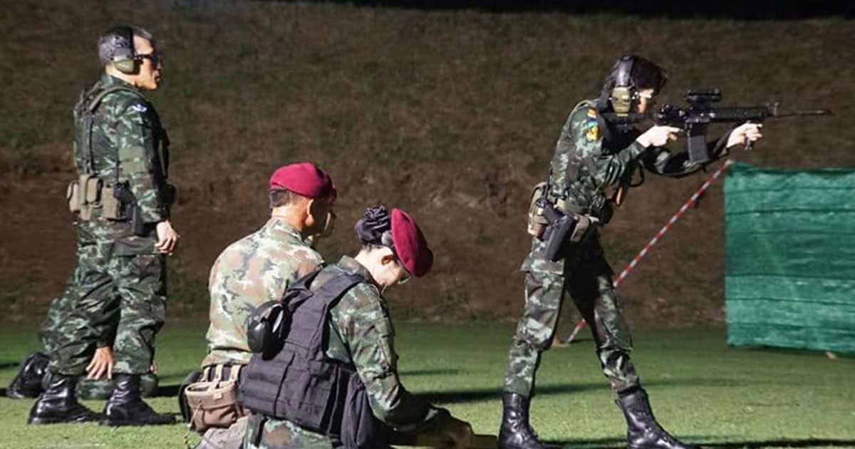 พระบาทสมเด็จพระเจ้าอยู่หัว ฉลองพระองค์เครื่องแบบทหารบก ฝึกซ้อมยุทธวิธี พร้อมด้วย เจ้าคุณพระสินีนาฏ