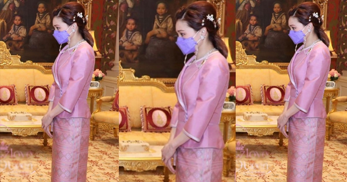 งามสง่า พระราชินีทรงฉลองพระองค์สากลผ้าไหมแพรวา