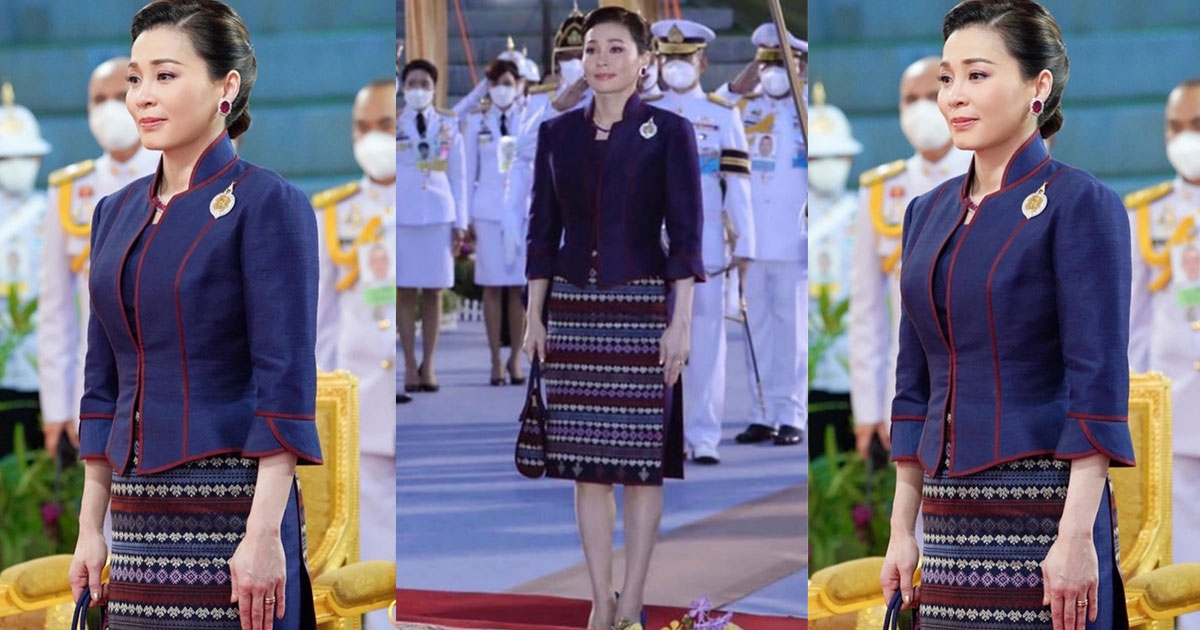 ความหมายฉลองพระองค์พระราชินี ผ้าไหมพื้นเรียบ พระภูษาผ้าปักชนเผ่าเมี่ยน