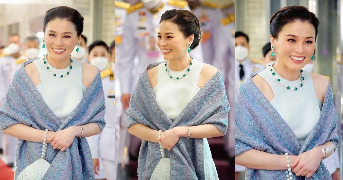 พระราชินีทรงฉลองพระองค์ผ้ากาบบัว ลายขอเจ้าฟ้าสิริวัณณวรีฯ