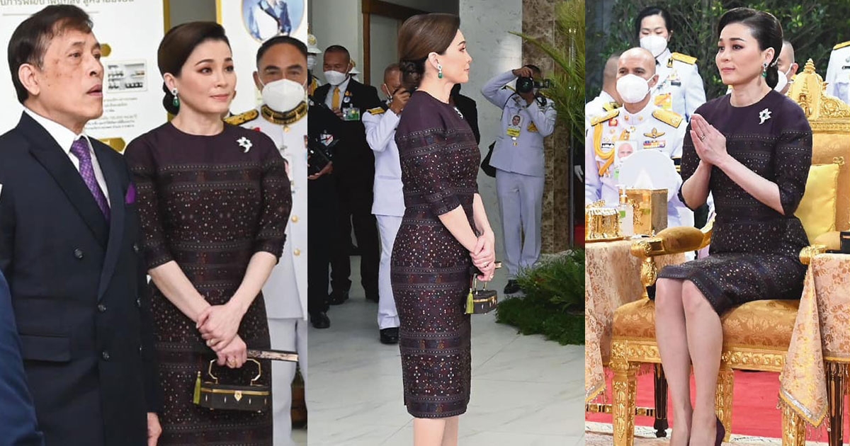 สง่างาม พระราชีนิทรงฉลองพระองค์ผ้าไหมแพรววาลายจก ลายนาคหัวซ้อง