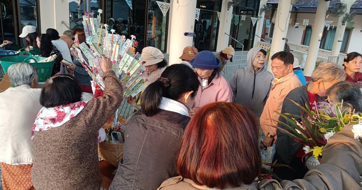 1 ปีมี 1 ครั้ง พุทธสนิกชนชาวลำปาง พร้อมใจเข้าวัดทำบุญ ตาน (ทาน) ข้าวจี่ ข้าวหลาม เดือน 4 เป็ง