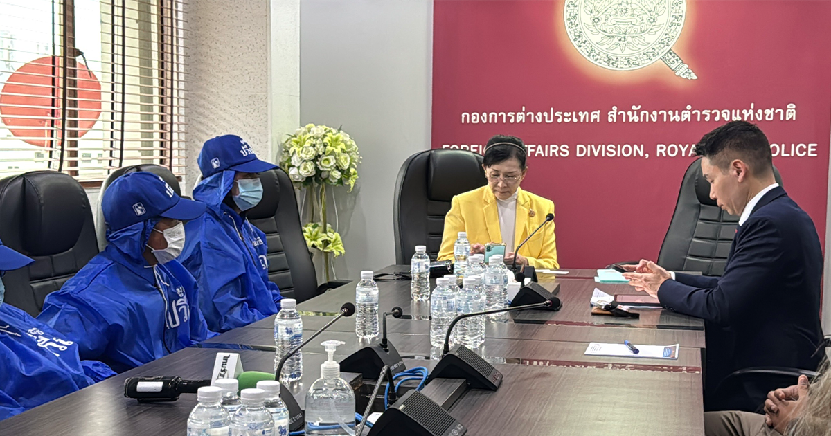 ปวีณา พาพ่อแม่ น้องมายด์ และเพื่อนลูกสาวไปพบและประชุมกับ พล.ต.ต.สุระพันธุ์ ไทยประเสริฐ ผบก.กองการต่างประเทศ พ.ต.อ.ศิลา ตันตระกูล 