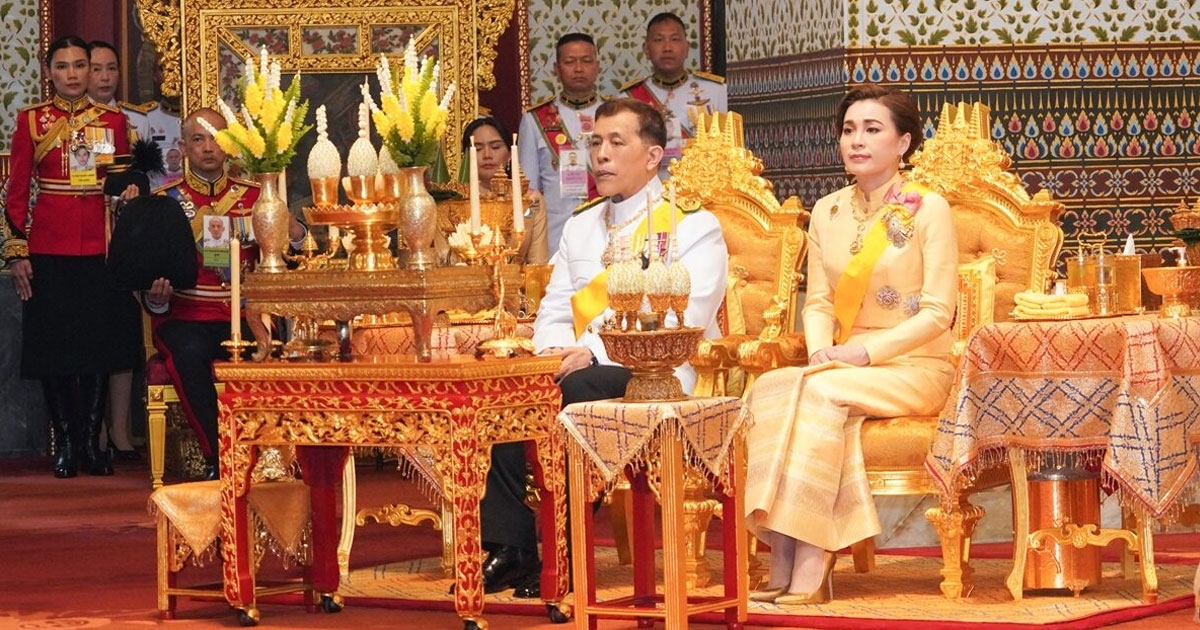 ในหลวง พระราชินี เสด็จพระราชดำเนินไปทรงบำเพ็ญพระราชกุศลทักษิณานุปทาน ในการพระราชพิธีฉัตรมงคล พ.ศ.2568