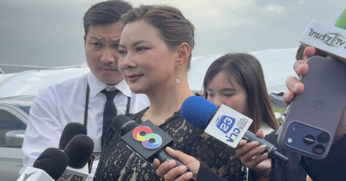 บุ๋ม ปนัดดา ลงพื้นที่ท้องสนามหลวง ดูแลโรงครัวมูลนิธิองค์กรทำดี ฝนถล่มหนักก็ไม่หวั่น เดินหน้าบริการประชาชนต่อเนื่อง