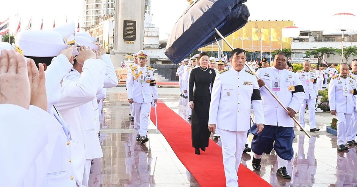 ในหลวง-พระราชินี ถวายราชสักการะพระบรมราชานุสาวรีย์สมเด็จพระเจ้าตากสินมหาราช