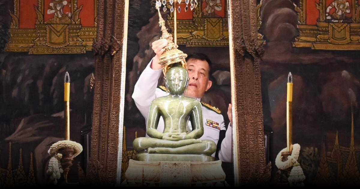 ในหลวง-พระราชินี เสด็จฯ ทรงเปลี่ยนเครื่องทรงฤดูร้อน ถวายพระแก้วมรกต อย่างสมพระเกียรติ